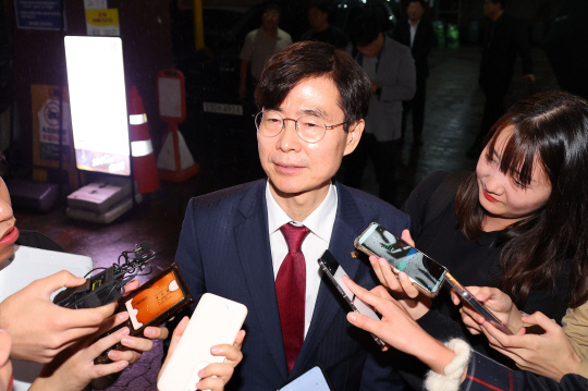 국민의힘 최다선(6선) 일원인 조경태 의원이 지난 10월22일 오후 서울 여의도의 한 식당에서 한동훈 당대표와 친한(親한동훈)계 의원 20여명 간 만찬 회동을 마친 후 취재진을 만나 질문에 답하고 있다.<연합뉴스 사진>